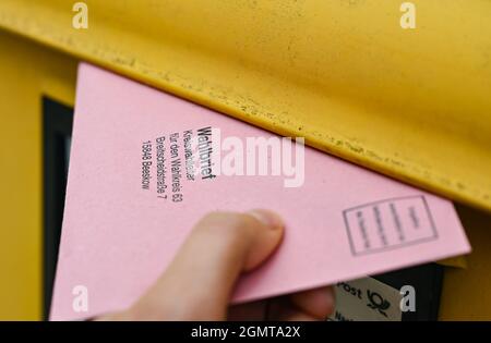 Sieversdorf, Allemagne. 19 septembre 2021. Une personne dépose ses documents de vote postal dans une boîte aux lettres Deutsche Post. L'enveloppe contient le bulletin de vote actuel et les documents de vote comme vote postal pour l'élection du Bundestag du dimanche 26 septembre 2021. Credit: Patrick Pleul/dpa-Zentralbild/ZB/dpa/Alay Live News Banque D'Images