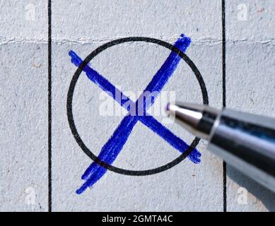 Sieversdorf, Allemagne. 19 septembre 2021. Un stylo à bille repose sur un cercle avec une croix pour voter sur un bulletin de vote du scrutin des absents pour les élections fédérales du dimanche 26 septembre 2021. Credit: Patrick Pleul/dpa-Zentralbild/ZB/dpa/Alay Live News Banque D'Images