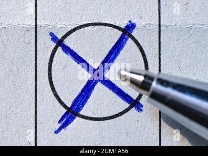 Sieversdorf, Allemagne. 19 septembre 2021. Un stylo à bille repose sur un cercle avec une croix pour voter sur un bulletin de vote du scrutin des absents pour les élections fédérales du dimanche 26 septembre 2021. Credit: Patrick Pleul/dpa-Zentralbild/ZB/dpa/Alay Live News Banque D'Images