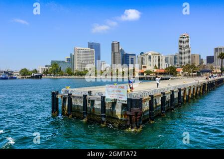 Les gens qui apprécient la vue sur la baie de San Diego depuis les zones de quai et de jetée du port de San Diego avec un fond de bâtiments élevés, San Diego, CA Banque D'Images