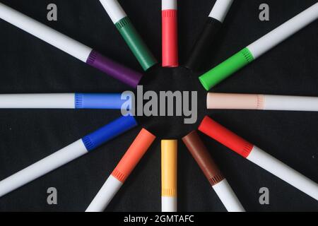 une gamme de marqueurs ou de crayons de couleur produit un magnifique motif coloré lumineux, pour une vie colorée et vibrante. Banque D'Images