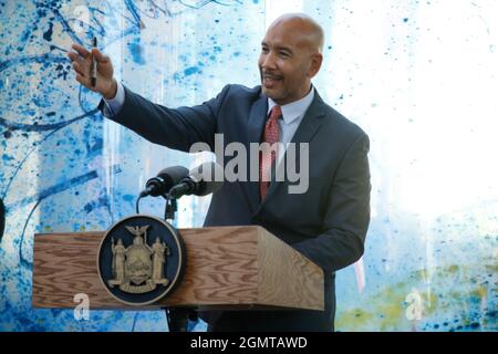 New York, États-Unis. 20 septembre 2021. Le président de Bronx Borough, Ruben Diaz, parle avant le discours du gouverneur de New York, Kathy Hochul, au mémorial de l'ouragan Maria à Battery Park, à l'occasion du quatrième anniversaire de la catastrophe qui a dévasté l'île de Porto Rico. Le mémorial a été conçu par l'artiste Antonio Martorell. Crédit : SOPA Images Limited/Alamy Live News Banque D'Images