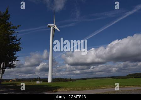 Dahlem, Allemagne. 19 septembre 2021. Une éolienne, une éolienne, une éolienne de la société danoise Vestas Wind Systems se trouve sur un terrain contre un ciel bleu crédit: Horst Galuschka/dpa/Alay Live News Banque D'Images