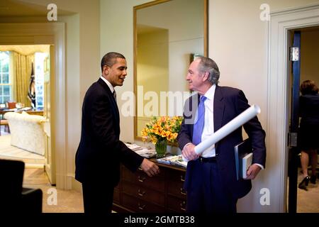 Le président Barack Obama accueille le sénateur Tom Harkin (D-Iowa) devant le bureau ovale, le 18 mai 2009. (Photo officielle de la Maison Blanche par Pete Souza) cette photo officielle de la Maison Blanche est mise à la disposition des organismes de presse pour publication et/ou pour impression personnelle par le(s) sujet(s) de la photo. La photographie ne peut être manipulée d'aucune manière ou utilisée dans des documents, des publicités, des produits ou des promotions qui, de quelque manière que ce soit, suggèrent l'approbation ou l'approbation du Président, de la première famille ou de la Maison Blanche. Banque D'Images