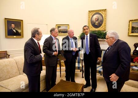 Le président Barack Obama rencontre l'ancien secrétaire à la Défense William Perry, l'ancien sénateur de Géorgie Sam Nunn, l'ancien secrétaire d'État George P. Shultz et l'ancien secrétaire d'État Henry Kissinger dans le Bureau ovale, pour discuter de la politique américaine de non-prolifération, le 19 mai 2009. (Photo officielle de la Maison Blanche par Pete Souza) cette photo officielle de la Maison Blanche est mise à la disposition des organismes de presse pour publication et/ou pour impression personnelle par le(s) sujet(s) de la photo. La photographie ne peut être manipulée d'aucune façon ni utilisée dans des documents, des publicités, des produits ou des promotions Banque D'Images