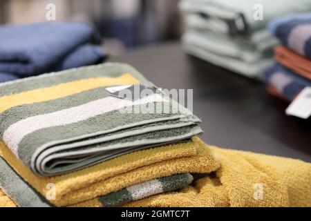 Nouvelles serviettes en tissu éponge de coton sur le comptoir du magasin. Mise au point sélective. Banque D'Images