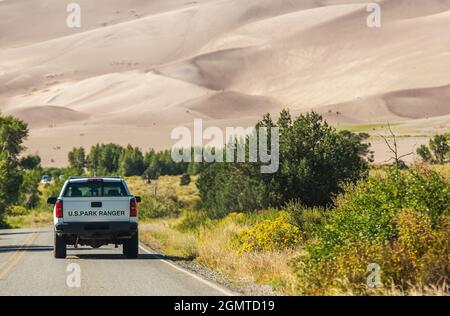 Garez le Ranger dans son pick-up sur une route. Parc national de Great Sand Dunes, Colorado, États-Unis d'Amérique. Banque D'Images