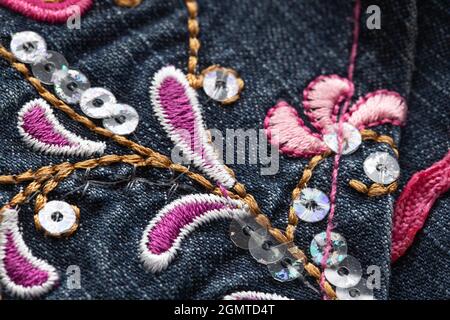 Costume en denim pour enfants à motifs brodés, macro Banque D'Images