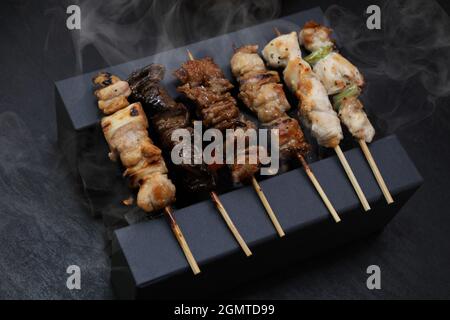 Yakitori, poulet grillé japonais Banque D'Images