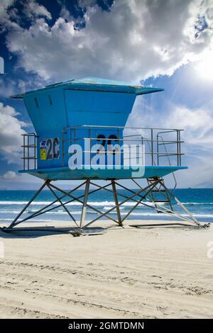 L'emblématique tour des sauveteurs du sud de la Californie se trouve en bleu sur la plage de sable blanc de Coronado Beach avec des nuages spectaculaires près de San Diego, CA, États-Unis Banque D'Images