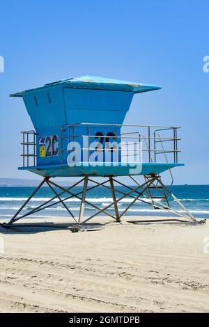 L'emblématique tour des sauveteurs de Californie du Sud se trouve en bleu sur la plage de sable blanc de Coronado Beach, San Diego, CA, États-Unis Banque D'Images