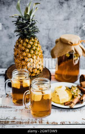 Tepache boisson fermentée mexicaine à base d'ananas, de panela et de cannelle traditionnelle dans la ville de Mexico Banque D'Images