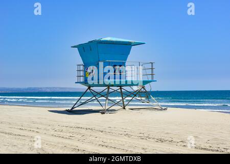 L'emblématique tour des sauveteurs de Californie du Sud se trouve en bleu sur la plage de sable blanc de Coronado Beach, San Diego, CA, États-Unis Banque D'Images