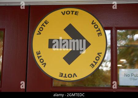 VANCOUVER, C.-B., CANADA. 20 septembre 2021 -- une flèche indique le chemin vers un bureau de vote lors de l'élection fédérale canadienne, Banque D'Images