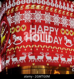 Happy Holiday texte sur panneau néons publicité extérieure dans les rues de Hong Kong pendant les fêtes de Noël - Hong Kong-24 décembre 2013 Banque D'Images