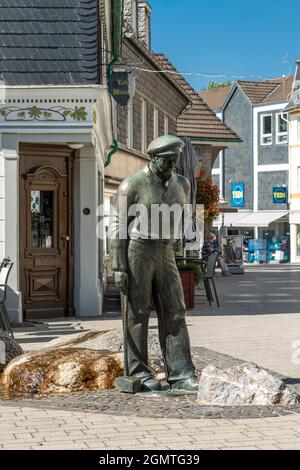 Allemagne, Wuelfrath, Bergisches Land, Niederbergisches Land, Niederberg, Rhénanie-du-Nord-Westphalie, NRW, statue en bronze « Der Kalker » de Kurt Raeder dans la zone piétonne, ouvrier, industrie du calcaire, exploitation de carrières de chaux Banque D'Images