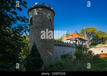 Allemagne, Wuelfrath, Wuelfrath-Aprath, Bergisches Land, Niederbergisches Land, Niederberg, Rhénanie-du-Nord-Westphalie, NRW, vestiges du château d'Aprath, ancien domaine des chevaliers, complexe architectural avec tour de défense et portier Banque D'Images