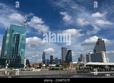 Bangkok, Thaïlande. 12 septembre 2021. Les nuages sont dans le ciel au-dessus de la ligne d'horizon de Bangkok. La méga-métropole était l'une des villes les plus visitées au monde avant la pandémie de Corona. (À 'Bangkok devrait accueillir de nouveau les touristes en novembre') Credit: Carola Frentzen/dpa/Alamy Live News Banque D'Images