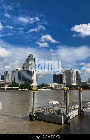 Bangkok, Thaïlande. 12 septembre 2021. L'horizon de Bangkok avec la rivière Chao Phraya. La méga-métropole était l'une des villes les plus visitées au monde avant la pandémie de Corona. Crédit : Carola Frentzen/dpa/Alay Live News Banque D'Images