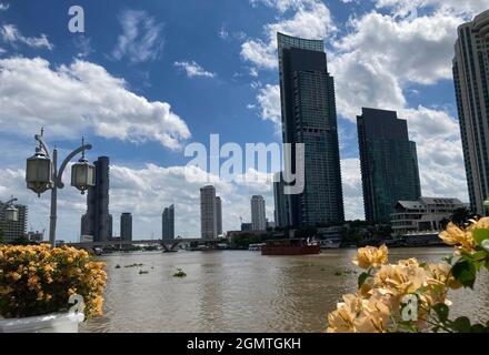 Bangkok, Thaïlande. 12 septembre 2021. L'horizon de Bangkok avec la rivière Chao Phraya. La méga-métropole était l'une des villes les plus visitées au monde avant la pandémie de Corona. Crédit : Carola Frentzen/dpa/Alay Live News Banque D'Images