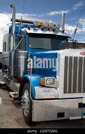 Wyoming, Etats-Unis - Mai 2008; les Américains aiment juste leurs Big rigs.ici, nous voyons un garés à une station-service à Sheridan, Wyoming. Personnellement, je ne vois pas le Banque D'Images