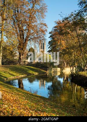 Oxford, Angleterre - 6 novembre 2017 une vue automnale de la rivière Cherwell à Oxford, avec la tour du Magdalen College également en vue. Cela fait partie de mon favo Banque D'Images