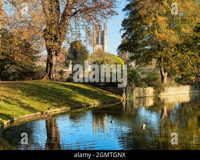 Oxford, Angleterre - 6 novembre 2017 une vue automnale de la rivière Cherwell à Oxford, avec la tour du Magdalen College également en vue. Cela fait partie de mon favo Banque D'Images