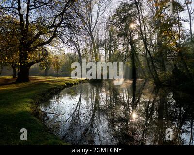 Oxford, Angleterre - 6 novembre 2017 cette vue sereine des feuilles d'automne, des eaux fixes et des rayons de soleil sur la rivière Chewell fait partie de ma promenade préférée Banque D'Images