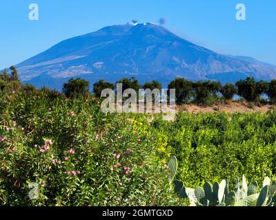 Mont Etna, Sicile, Italie - 26 septembre 2019 ; pas de personne en balle. Le majestueux Mont Etna domine le paysage nord-est de la Sicile, entre M. Banque D'Images