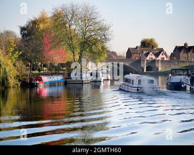 Abingdon, Angleterre - 19 décembre 2018 Abingdon prétend être la plus ancienne ville d'Angleterre. C'est son célèbre pont médiéval en pierre, un automne brumeux Banque D'Images