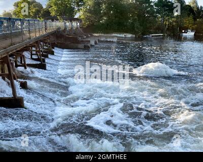 Abingdon Weir on the Thames, Oxfordshire, Angleterre - 7 février 2020; personne en vue.juste en amont du célèbre pont médiéval d'Abingdon au-dessus du Th Banque D'Images