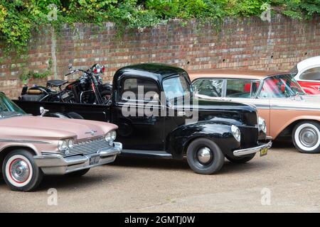 Ford 1940 pick up avec une moto Harley Davidson d'époque dans le dos à la journée américaine de voiture Brooklands. ROYAUME-UNI Banque D'Images