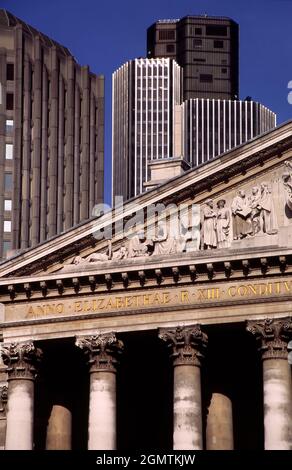 Threedneedneedle Street est au coeur de la ville de Londres, un centre financier et bancaire mondial. Il abrite également la Banque d'Angleterre. Nous en voyons quelques-unes Banque D'Images