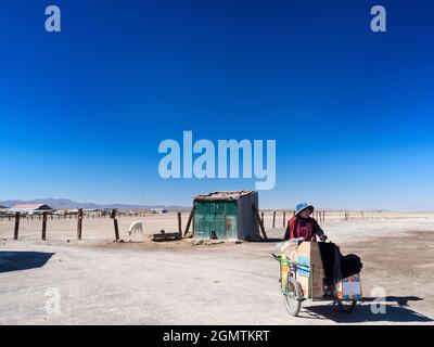 Salar de Uyuni, Bolivie - 23 mai 2018 les cuves de sel d'Uyuni de Bolivie sont l'une des grandes merveilles naturelles de la planète. Couvrant plus de 10,000 carrés Banque D'Images