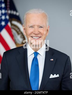 Le président Joe Biden pose pour son portrait officiel le mercredi 3 mars 2021 à la Bibliothèque de la Maison Blanche. (Photo officielle de la Maison Blanche). Banque D'Images