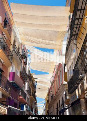 Séville, Andalousie, Espagne - 31 mai 2016; personne en vue. Les auvents en tissu protègent les acheteurs et les piétons du soleil estival féroce de Calle Sierpes Banque D'Images