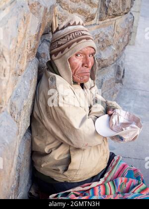 Sucre, Bolivie - 21 mai 2018 Un mendiant à sucre, en Bolivie, semble expectantly pour les contributions Banque D'Images