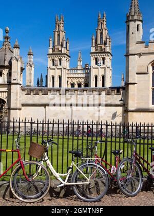 La place Radcliffe se trouve au cœur de la ville historique d'Oxford. La scène centrale est prise par la caméra Radcliffe, ce bâtiment distinctif de l'université d'Oxford Banque D'Images