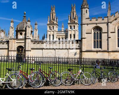 La place Radcliffe se trouve au cœur de la ville historique d'Oxford. La scène centrale est prise par la caméra Radcliffe, ce bâtiment distinctif de l'université d'Oxford Banque D'Images