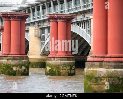 Le Blackfriars Railway Bridge traverse la Tamise à Londres, entre le Blackfriars Bridge et le Millennium Bridge. Il y a eu deux structures wi Banque D'Images