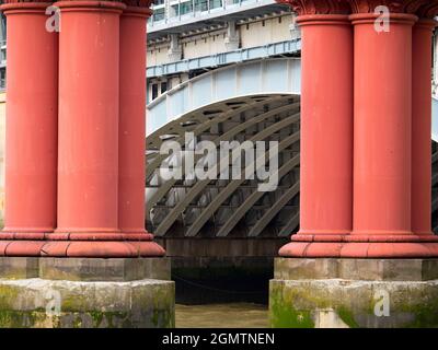 Le Blackfriars Railway Bridge traverse la Tamise à Londres, entre le Blackfriars Bridge et le Millennium Bridge. Il y a eu deux structures W Banque D'Images