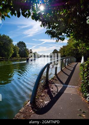 Oxford, Angleterre - 13 septembre 2019 ; cette passerelle fait partie de ma promenade préférée sur la Tamise à Oxford, en Angleterre ; elle est longeant la rive sud de la rivière Banque D'Images