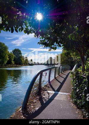 Oxford, Angleterre - 13 septembre 2019 ; cette passerelle fait partie de ma promenade préférée sur la Tamise à Oxford, en Angleterre ; elle s'étend sur la rive sud de la rivière, Banque D'Images