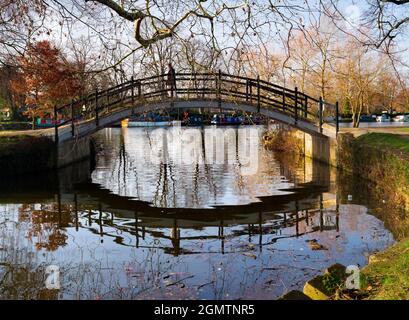 Oxford, Angleterre - 19 octobre 2018 ; un homme traversant le pont. Cette passerelle tubulaire en treillis sur la rivière Cherwell vient juste d'être construite. C'est le cas Banque D'Images