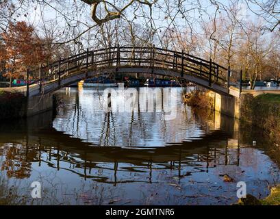 Oxford, Angleterre - 19 octobre 2018 cette passerelle tubulaire en treillis sur la rivière Cherwell vient d'être construite. Il fait partie de mon entrée préférée Banque D'Images