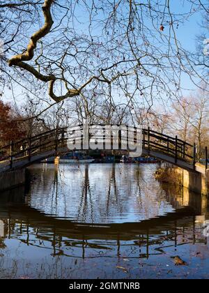 Oxford, Angleterre - 19 octobre 2018 cette passerelle tubulaire en treillis sur la rivière Cherwell vient d'être construite. Il fait partie de mon entrée préférée Banque D'Images