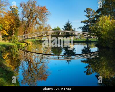 Oxford, Angleterre - 19 octobre 2018 cette passerelle tubulaire en treillis sur la rivière Cherwell vient d'être construite. Il fait partie de mon entrée préférée Banque D'Images