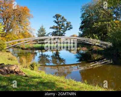 Oxford, Angleterre - 19 octobre 2018 cette passerelle tubulaire en treillis sur la rivière Cherwell vient d'être construite. Il fait partie de mon entrée préférée Banque D'Images