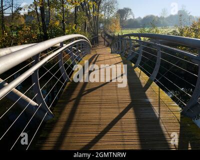 Oxford, Angleterre - 6 novembre 2017 cette passerelle tubulaire en treillis sur la rivière Cherwell vient d'être construite. Il fait partie de ma marche préférée à O Banque D'Images