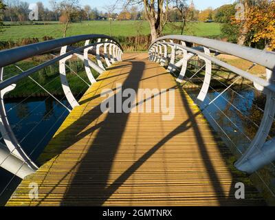 Oxford, Angleterre - 6 novembre 2017 cette passerelle tubulaire en treillis sur la rivière Cherwell vient d'être construite. Il fait partie de ma marche préférée à O Banque D'Images